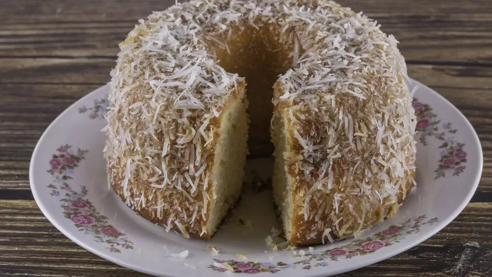 Pastel ligero de coco con una fragante corteza de coco