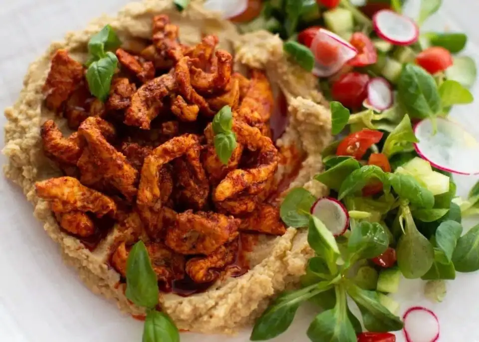 Pollo cajún con hummus