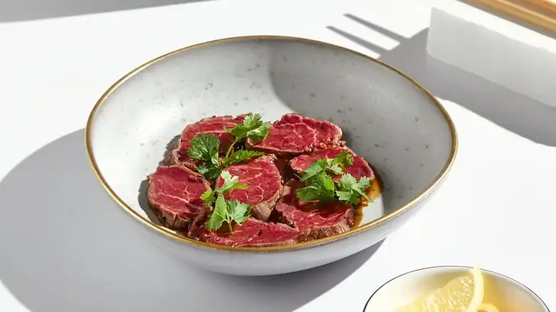 El filete al estilo japonés que brilla con salsas cítricas