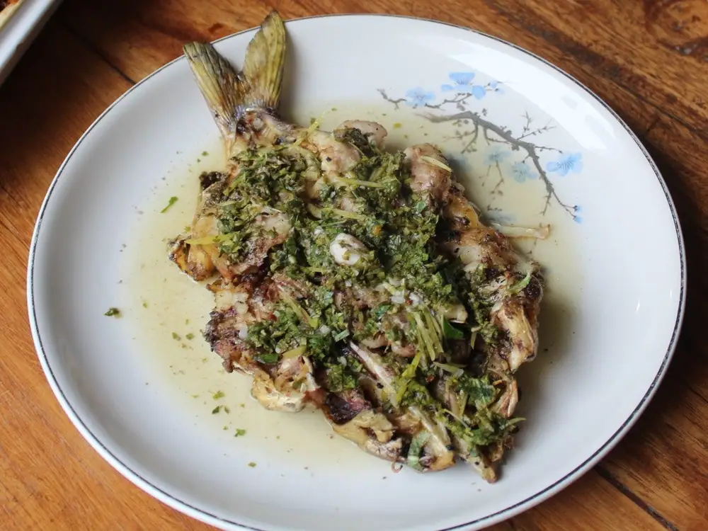 Receta de bagre a la parrilla con chimichurri