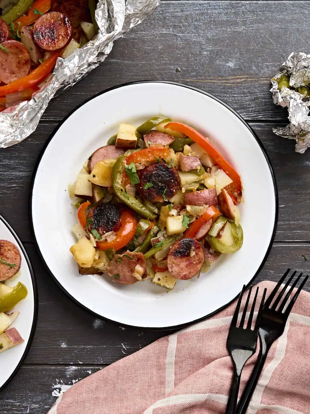 Con nuestra receta de salchichas y pimientos al papillote, la cena prácticamente se cocina sola