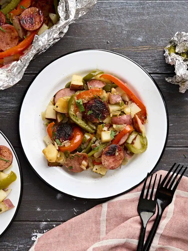 Con nuestra receta de salchichas y pimientos al papillote, la cena prácticamente se cocina sola