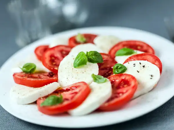Tomate y mozzarella: la receta fácil