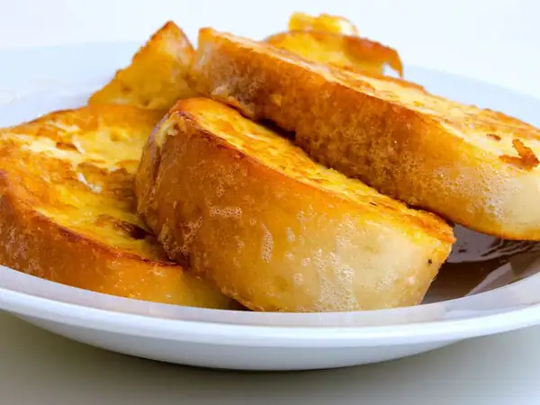 What can be done to prevent breakfast egg bread from absorbing too much oil?