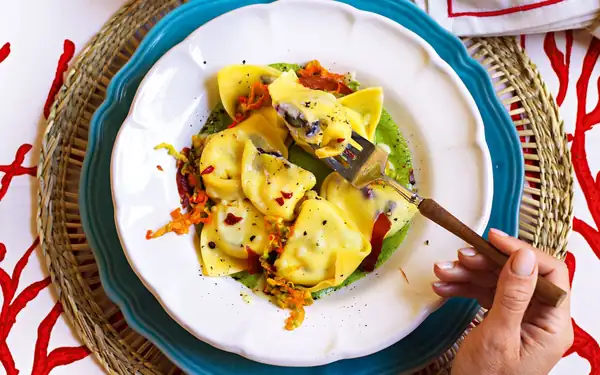 Tortelloni with goat cheese and blueberries