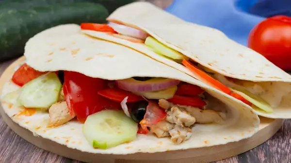 Fancy a vacation? Here's the trick to transforming a classic piadina into a succulent Greek-style meal in just 30 minutes!