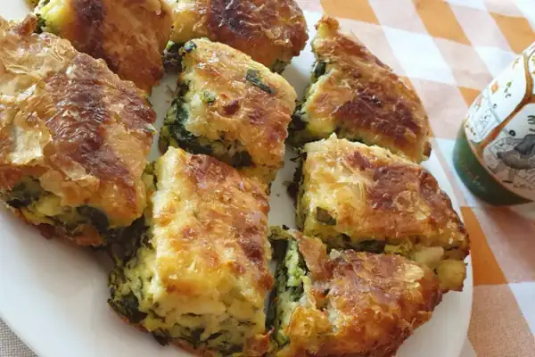 Spinach pie with carbonated water