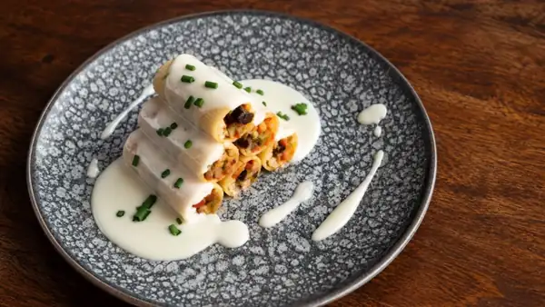 Rigatoni relleno de azafrán con hígado de bacalao: receta de Bart Burger Gastronomic