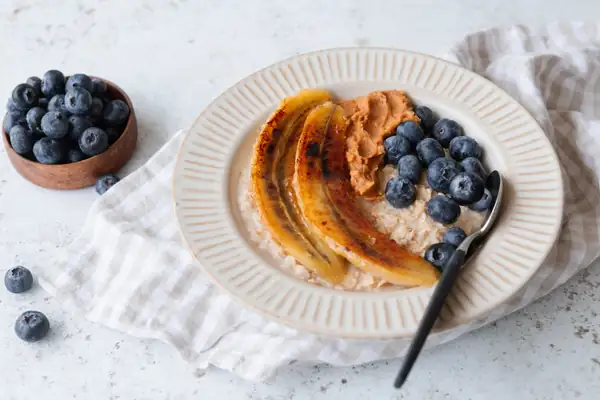 Oatmeal with caramelized banana and blueberries