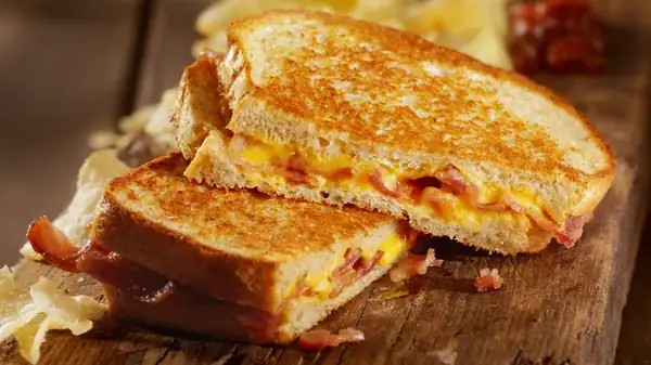 La grasa de tocino es el secreto sabroso para realzar el sabor del sándwich de queso a la parrilla