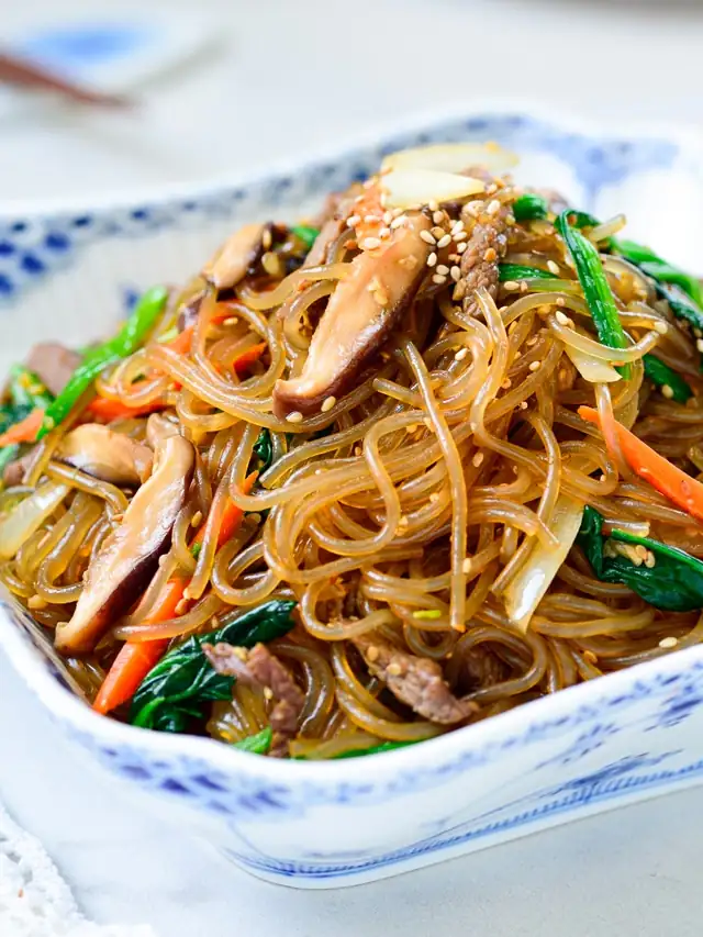 Japchae (fideos de almidón salteados con carne de res y verduras)