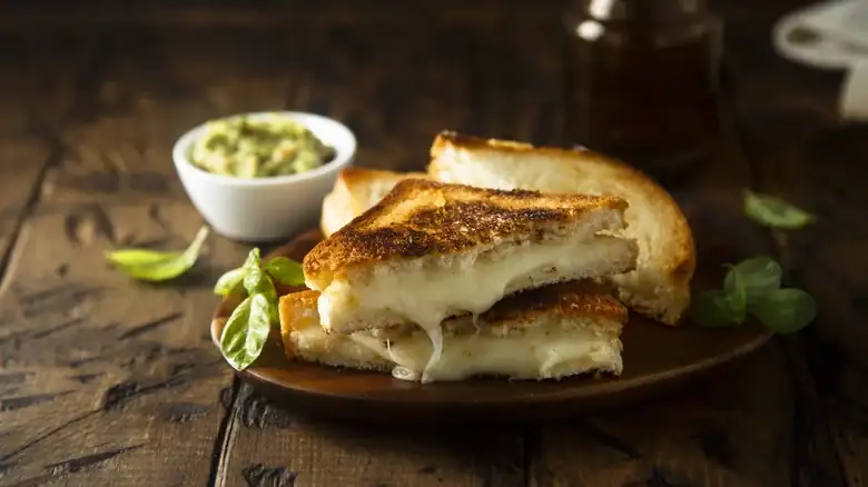 Despite Its Name, Using Too Much Filling Is A Grilled Cheese Nightmare