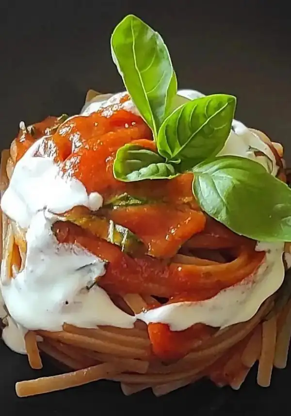 Whole wheat spaghetti “Felicia” with tomato and basil sauce and stracciatella cheese