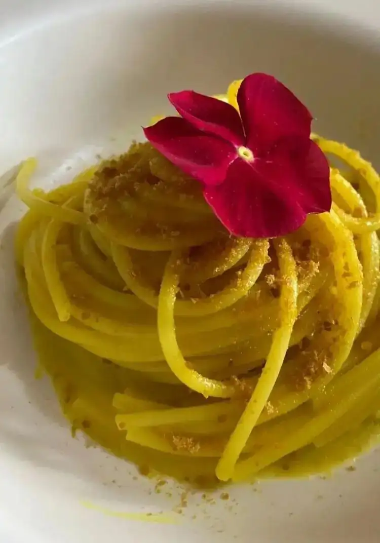 Espaguetis con azafrán y bottarga