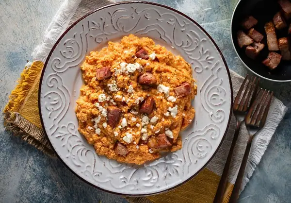 Kagianas: Huevos revueltos al estilo griego con queso feta y cerdo ahumado