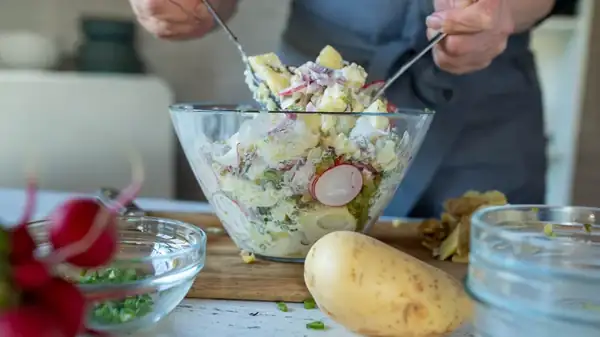 Dale un giro a la ensalada de papas para mejor: prepárala al estilo español con algunos ingredientes deliciosos
