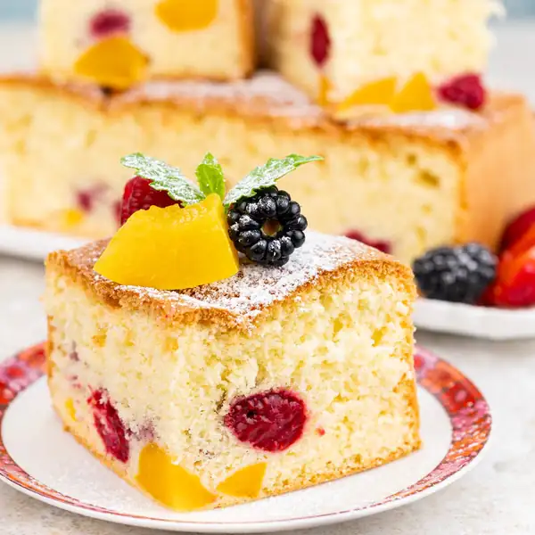 Sponge cake with fruit
