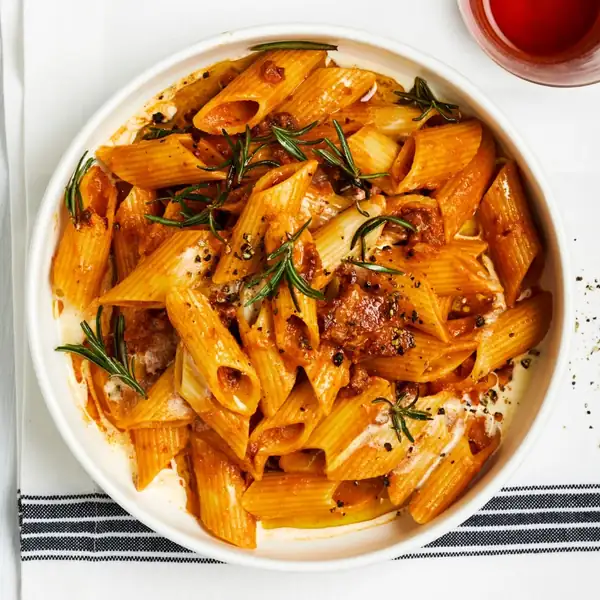 Penne alla vodka con salami