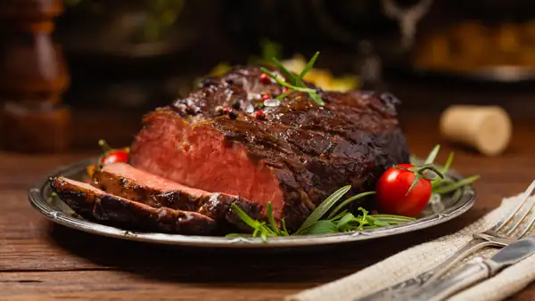 The Difference Between Brisket And Chuck Roast (And When To Use Each)