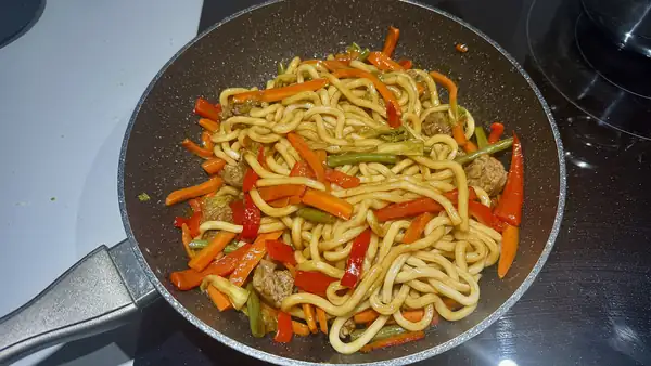 Fideos udon con verduras y salsa teriyaki