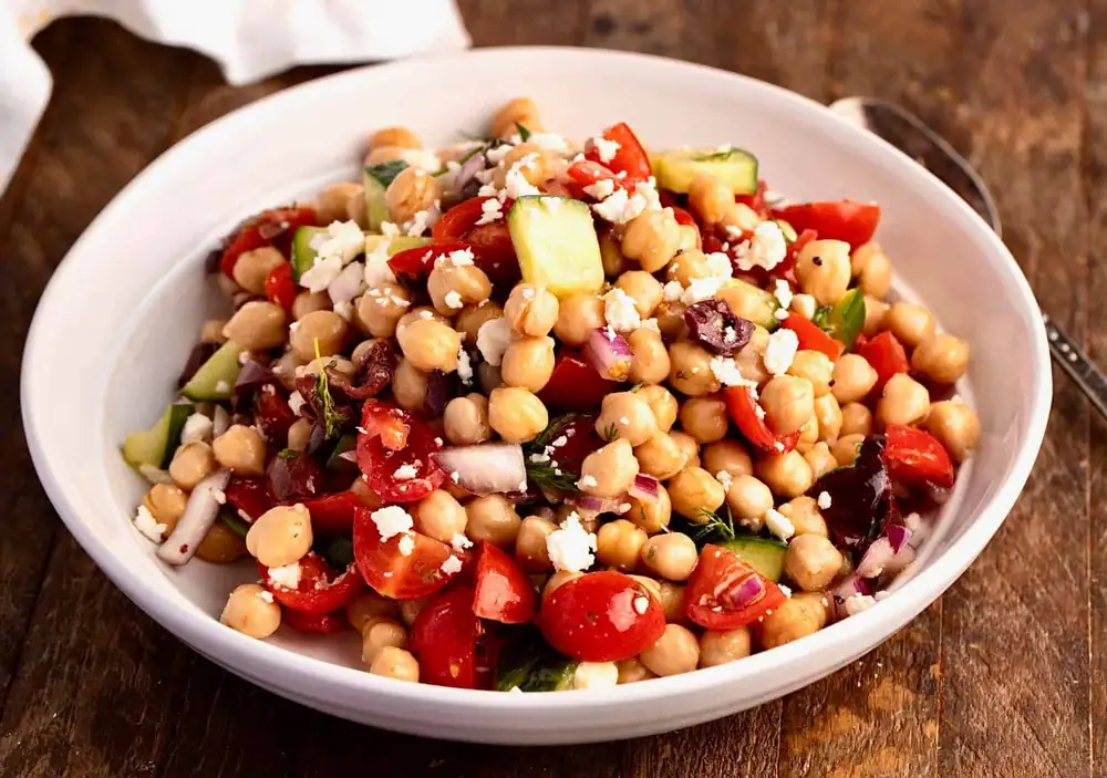 Ensalada griega de garbanzos con queso feta