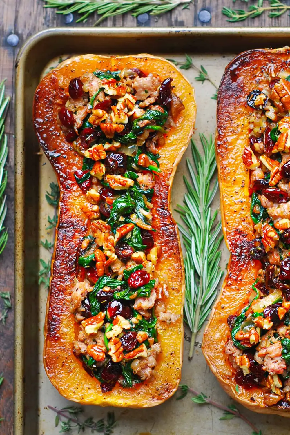 Calabaza rellena de salchicha con espinacas, nueces pecanas y arándanos