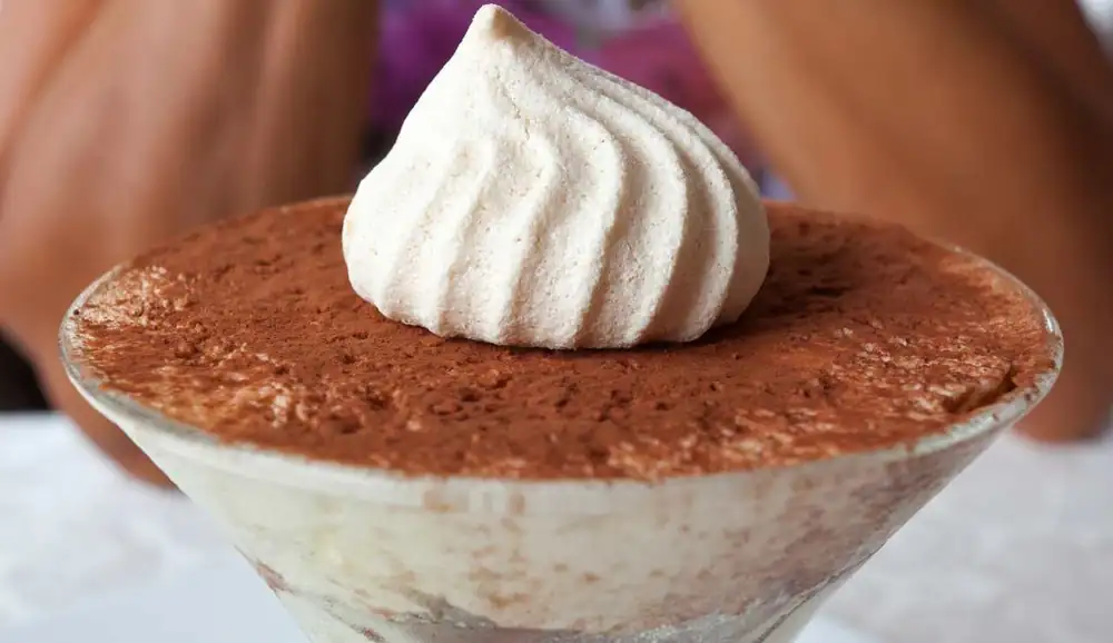 Quick meringue cups with mascarpone and chocolate