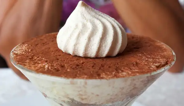 Quick meringue cups with mascarpone and chocolate