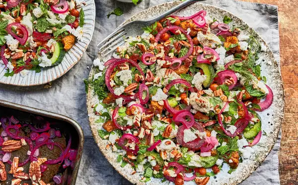 Ensalada de calabaza, garbanzos y nueces pecanas tostadas con aderezo de yogur y tahini