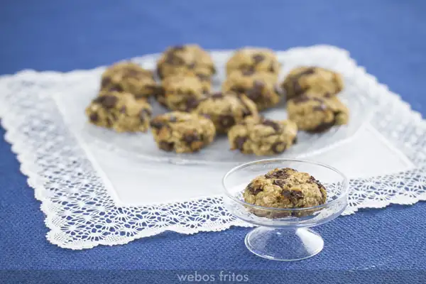 Oatmeal, banana and chocolate cookies