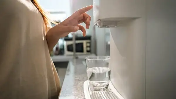 Beber de pie puede dañar los riñones, explican los médicos