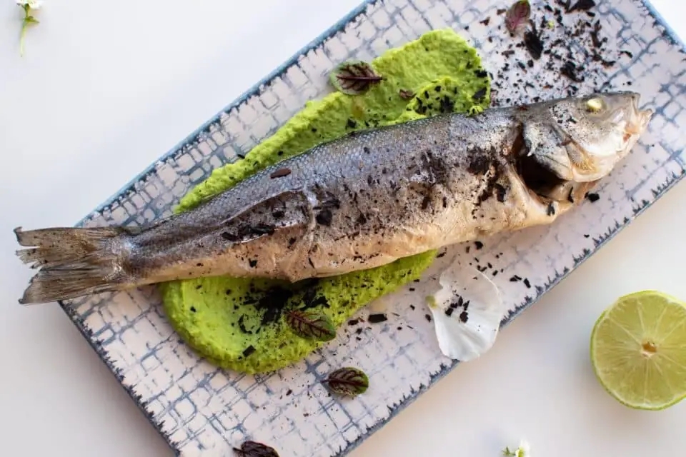 Lubina al horno con puré de guisantes y ceniza de puerro