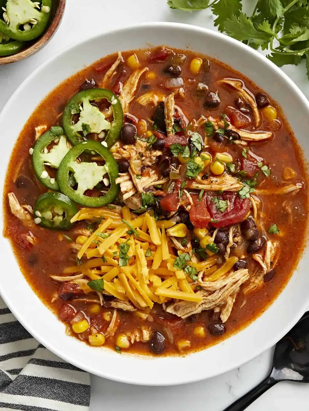 La reconfortante sopa de enchiladas de pollo que estamos preparando una y otra vez