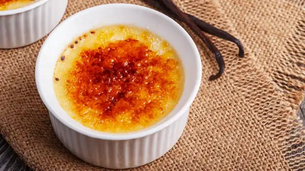 La mejor manera de conseguir una capa superior crujiente de crème brûlée sin soplete