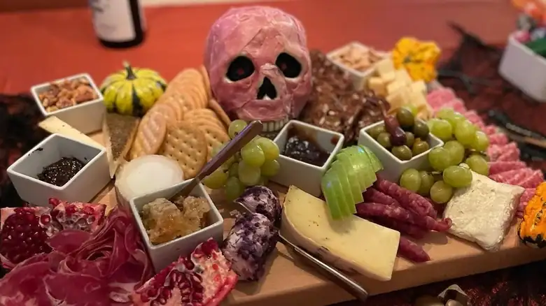 Aumenta el factor espeluznante en las tablas de aperitivos con sencillas calaveras de charcutería