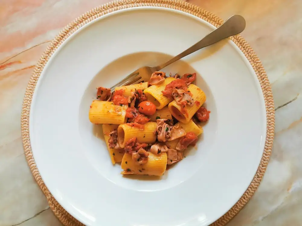 Pasta con calamares y tomates