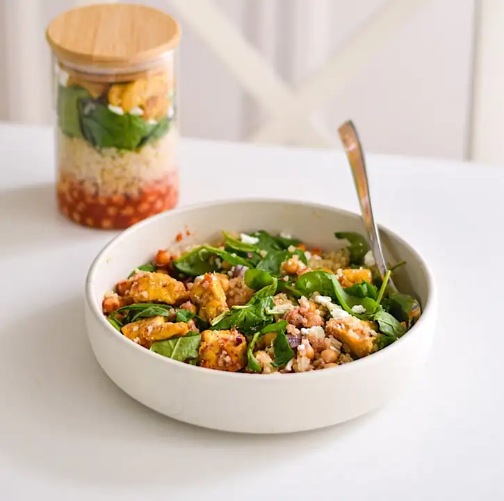 Ensalada mediterránea de pollo y garbanzos con alto contenido proteico