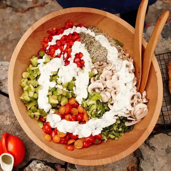 Cómo preparar una ensalada de jardín con muchos ingredientes