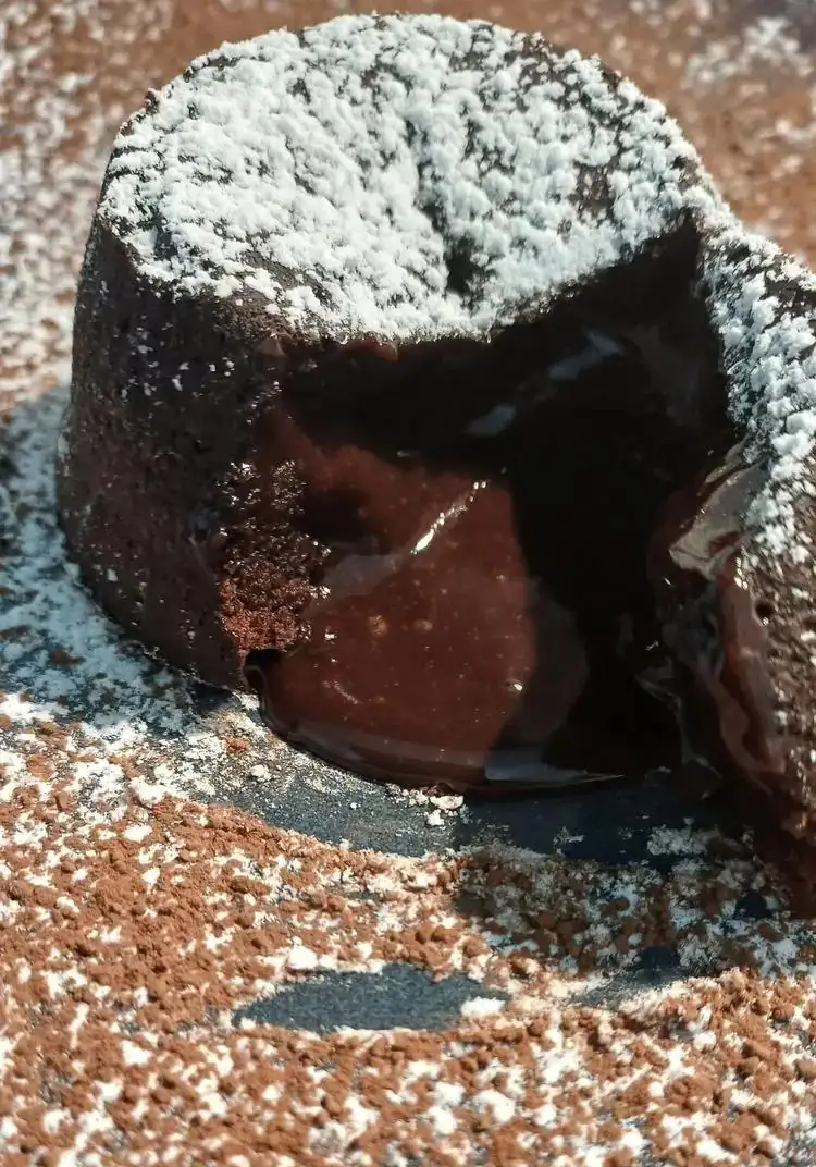 PASTEL DE CHOCOLATE CON UN CORAZÓN CÁLIDO