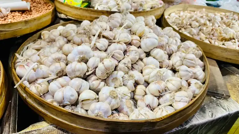 Granulated Garlic Vs Garlic Powder: Which One Works Best In Your Recipe?