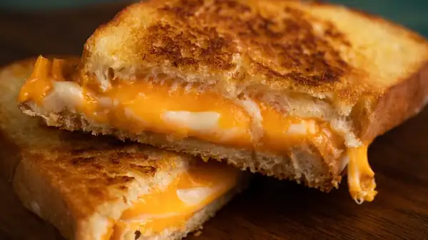 Confía en nosotros: envuelve tu próximo sándwich de queso a la parrilla con tocino y vive la vida al máximo