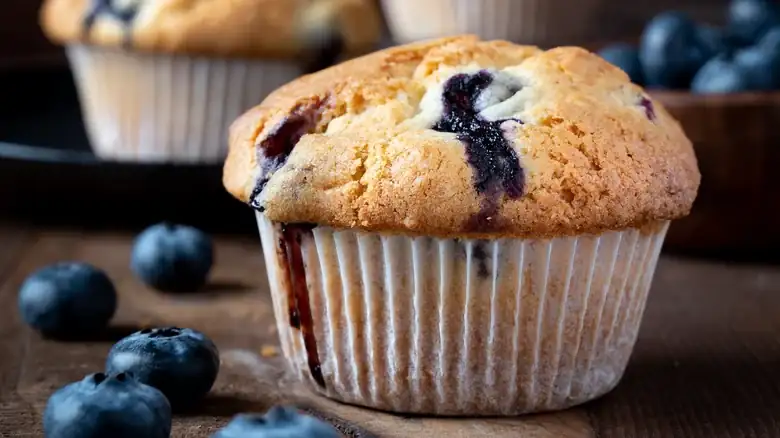 La harina es clave para evitar que los arándanos se hundan en la masa de los muffins