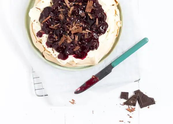 Pavlova with cherries and chocolate (video)