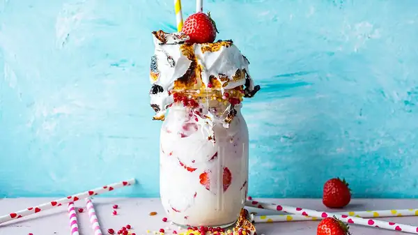 Freakshake – Strawberry milkshake with extra topping