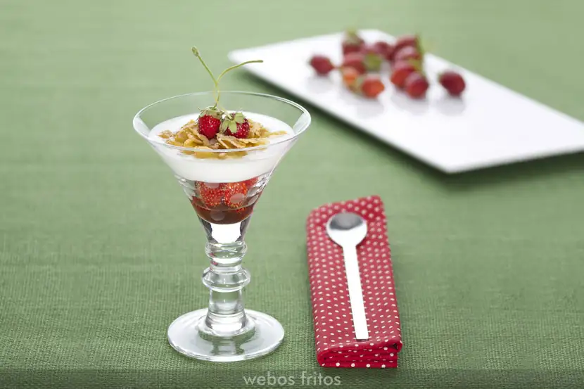 Yogurt cups with strawberries