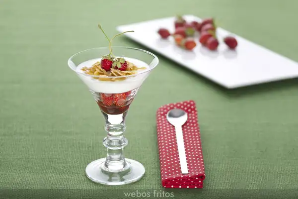 Yogurt cups with strawberries