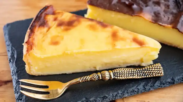 This pastry chef is very clear: you absolutely must not let the cream cool down when preparing a flan