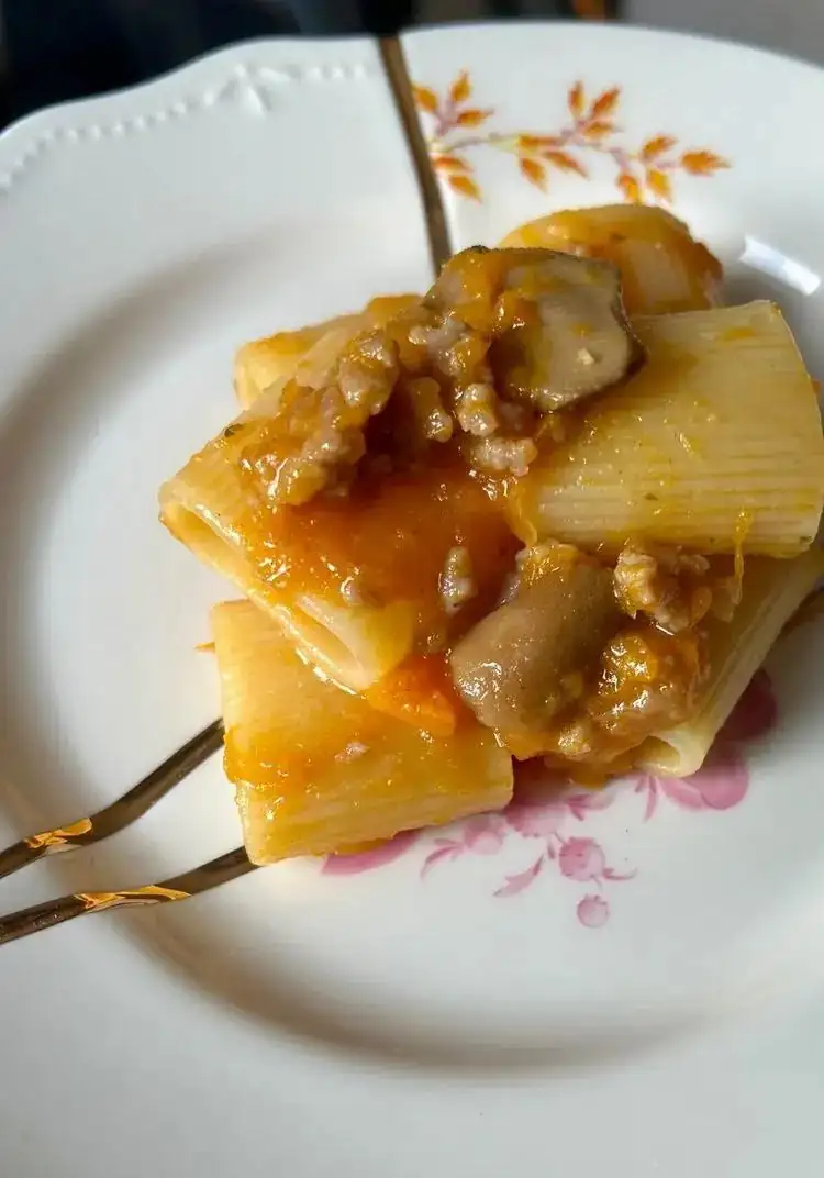 Rigatoni with pumpkin, porcini mushrooms and sausage