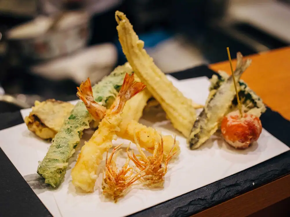 En Tokio, la excelente tempura se encuentra por todas partes, desde las estaciones de tren hasta los restaurantes con estrellas Michelin.