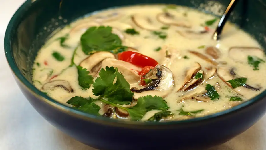 Receta de sopa tailandesa de pollo y champiñones